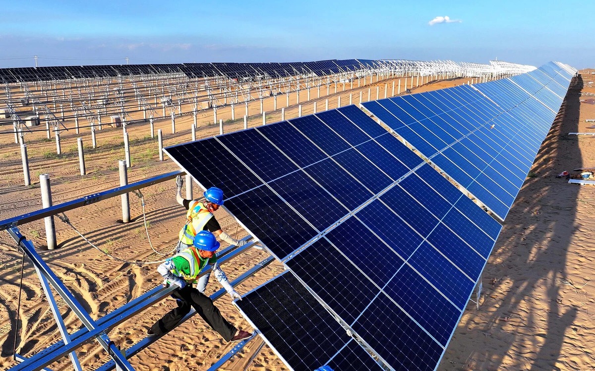 Установка солнечных панелей в пустыне. Источник: https://avatars.mds.yandex.net/i?id=88d4e0656841135b86f1fdf6896c96db_l-16503599-images-thumbs&n=13