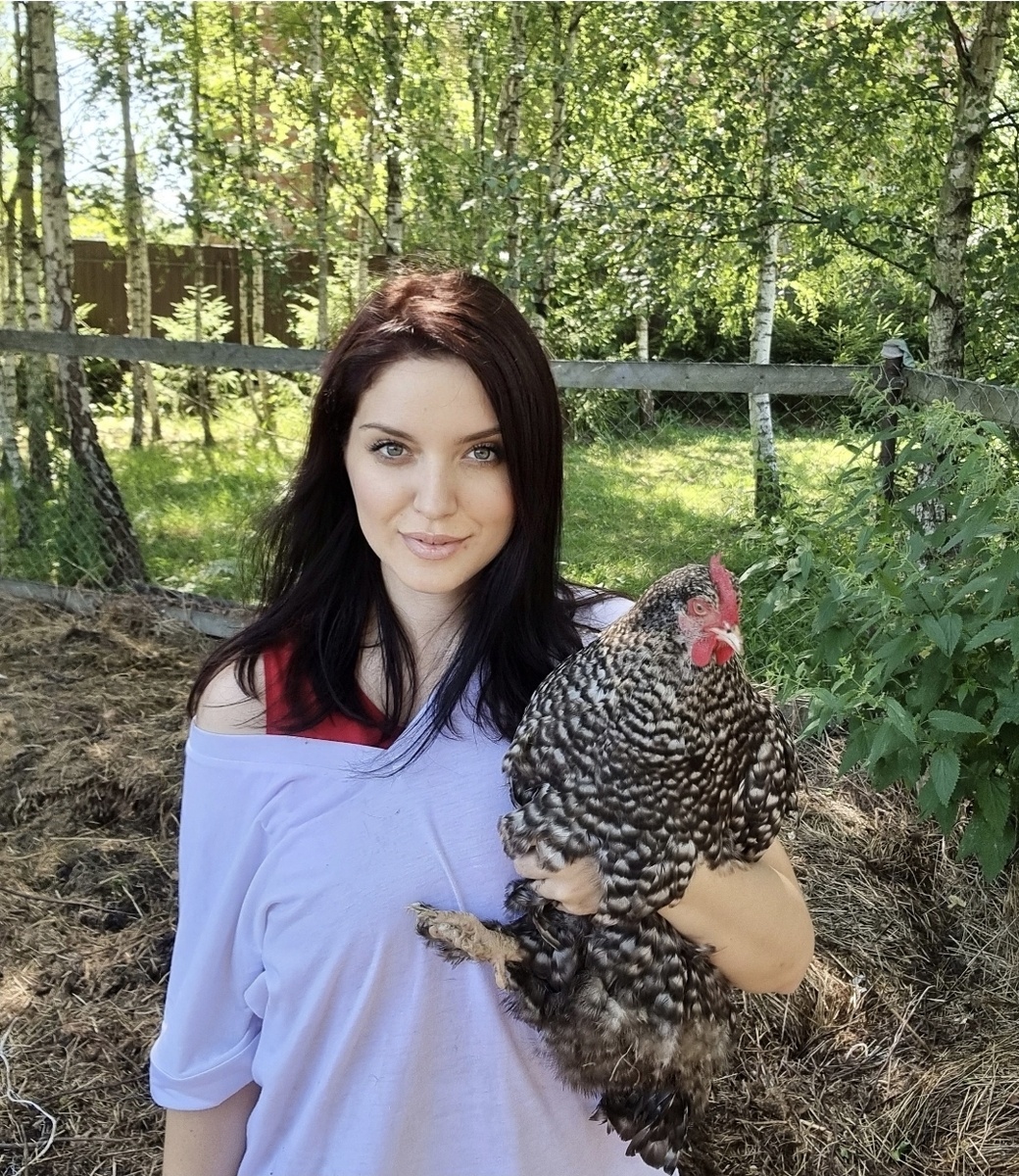 Автор статьи и ручная курица Бобик 