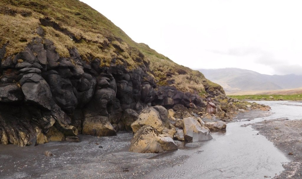    Лавовый поток базанитов на острове Поссесьон (поднятие Крозе)