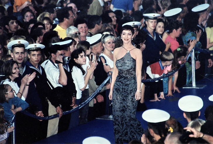 14 января под знаком Козерога родилась Анна Самохина (1963-2010) – актриса, бизнес-леди, певица, красавица и женщина непростой судьбы. 