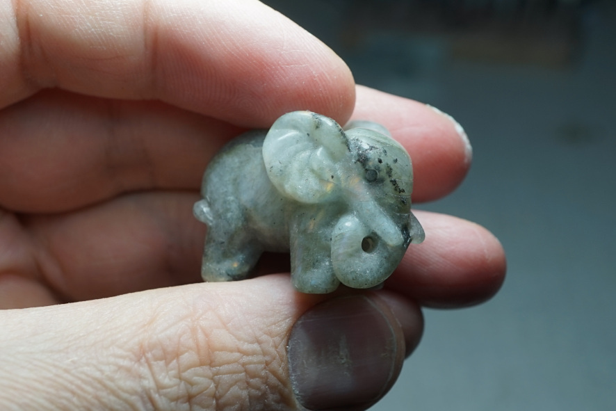 Слоник из лабрадорита