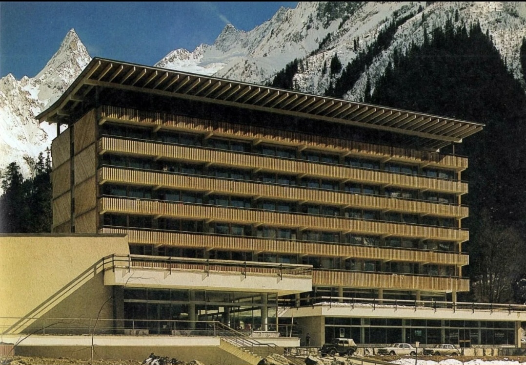 Из открытых источников. Это здание гостиницы Горные вершины, сейчас, видимо, она уже не работает.