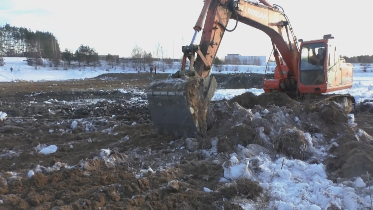 Работы на середине водоема - из-за аномальной засухи можно было стоять прямо на его дне 