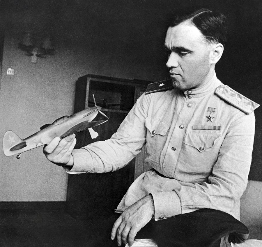 Александр Сергеевич Яковлев. Советский авиаконструктор, чл.-корр. и академик АН СССР. Генерал-полковник авиации. Дважды Герой Социалистического Труда. Генеральный конструктор ОКБ имени Яковлева. Лауреат Ленинской, Государственной и шести Сталинских премий. Депутат Верховного Совета СССР.