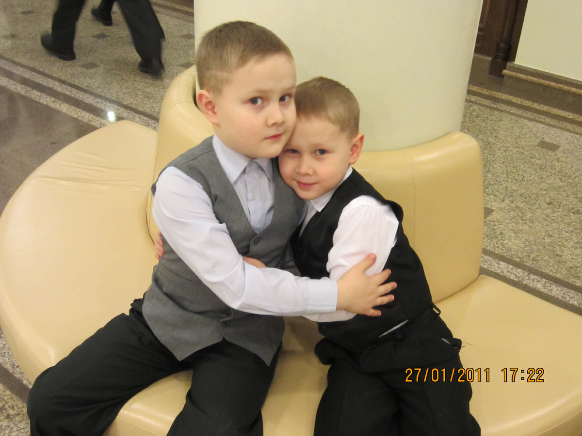 Один из приятных моментов, когда дети извиняются друг перед другом и обнимаются