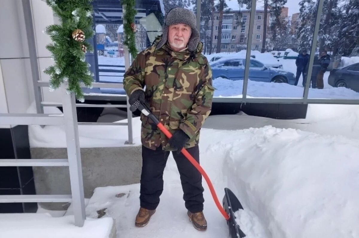    Дворник Константин Мулюкин уже три года убирает снег во дворе 11-этажного дома.