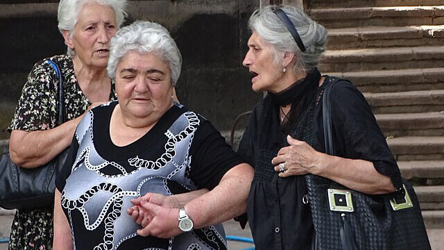    Нет, ребята, если уж помогать, то всем! А не делить опять на избранных и не очень. На стареньких и совсем стареньких. Фото: spyurk.cyou