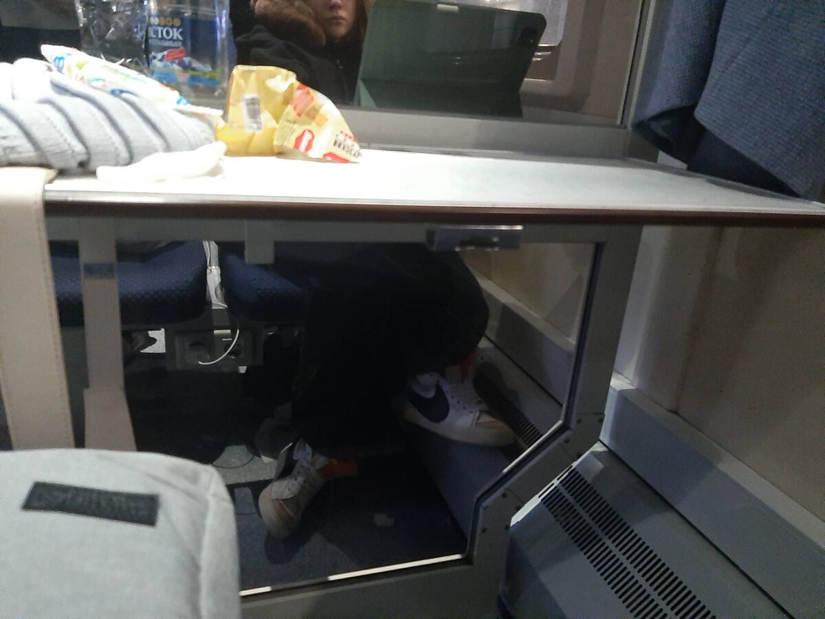 Такие столики были только для 8 мест, остальные - откидные