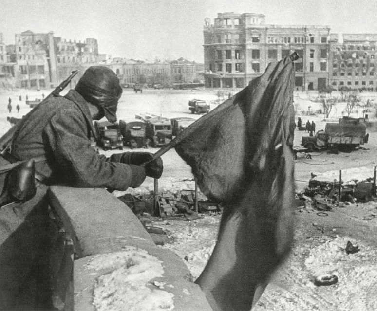 Красный флаг устанавливается на балконе здания облисполкома в освобожденном Сталинграде. Зима 1943 г. Фото Сталинград 1942-1943 - Вконтакте.