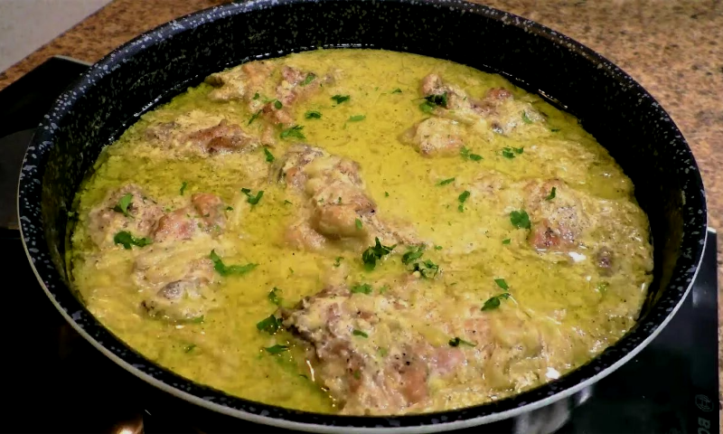 Курица, тушеная в сметане - гедлибже