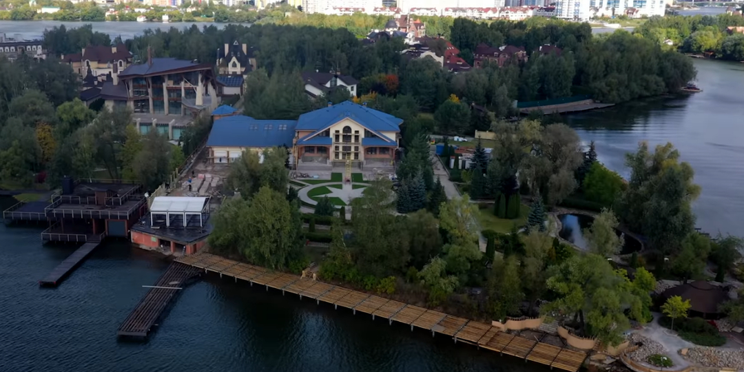 Отнять пирс Пугачевой, пруд Долиной и берег Киркорова требует общественность