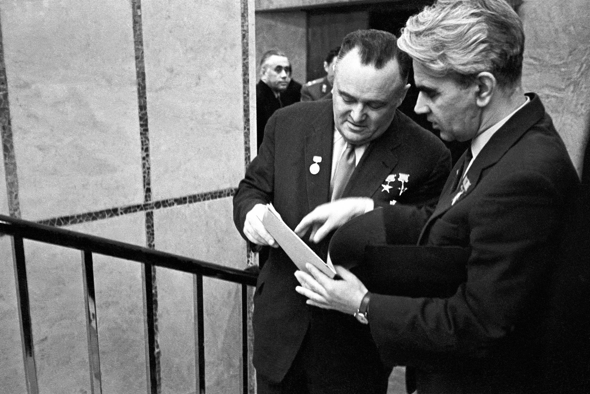    Главный конструктор Сергей Королев и Мстислав Келдыш (слева направо) на ХХ съезде КПСС. / Фото: Александр Сергеев/РИА Новости