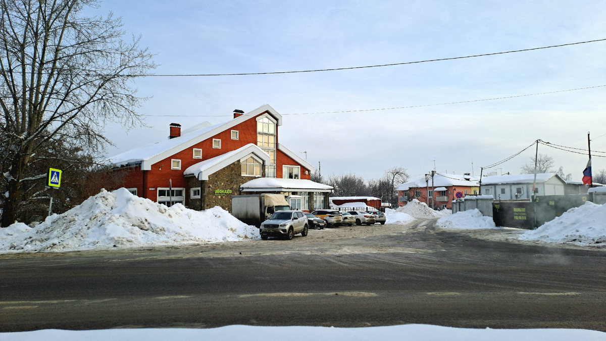 Тут не только промзона, нсть магазины и жилые двухэтажки оказывается.