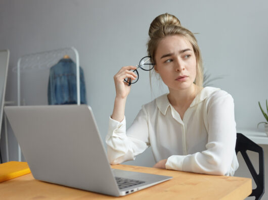    Молодая женщина за ноутбуком // Фото Freepik.com, karlyukav