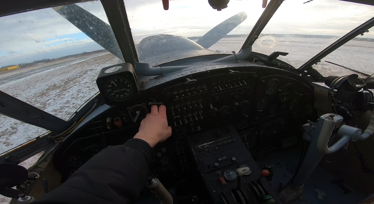 Трудяга Ан-2. Как гоняли коров с пикирования. Не каждый мог перенести болтанку в кабине. Чисто аналоговое управление