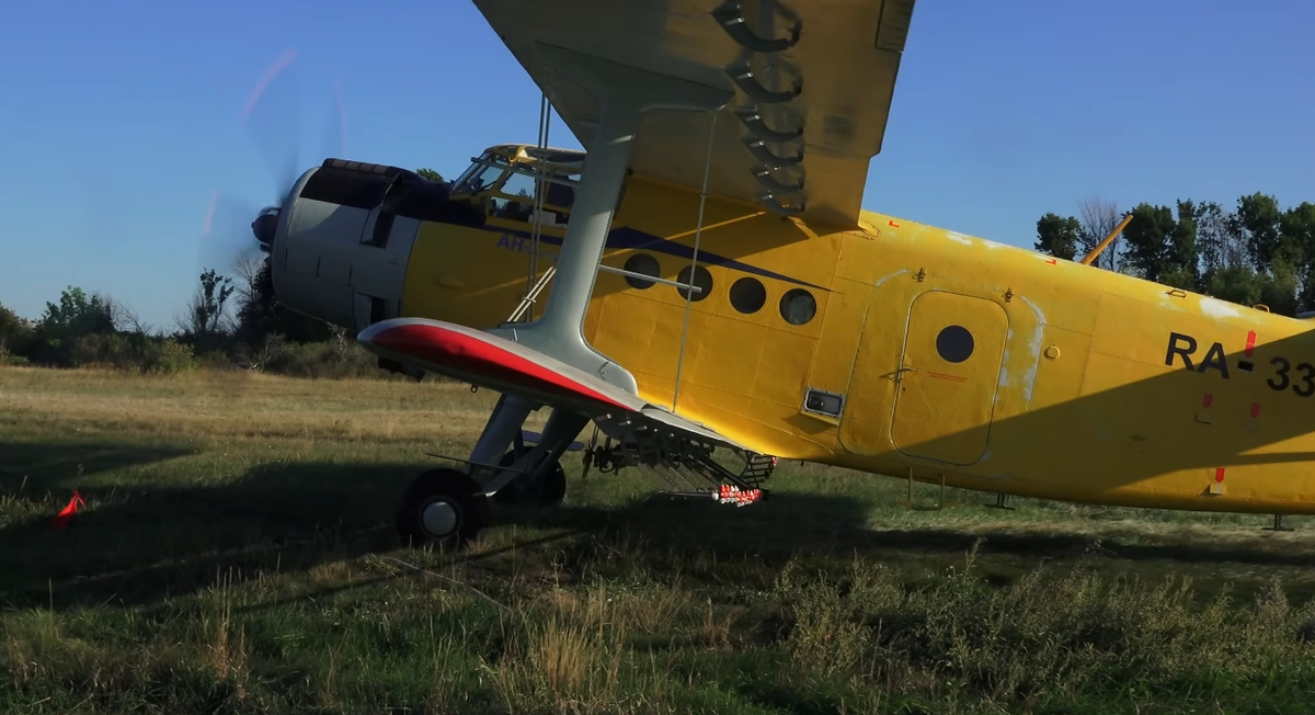 Трудяга Ан-2. Как гоняли коров с пикирования. Не каждый мог перенести болтанку в кабине. Чисто аналоговое управление