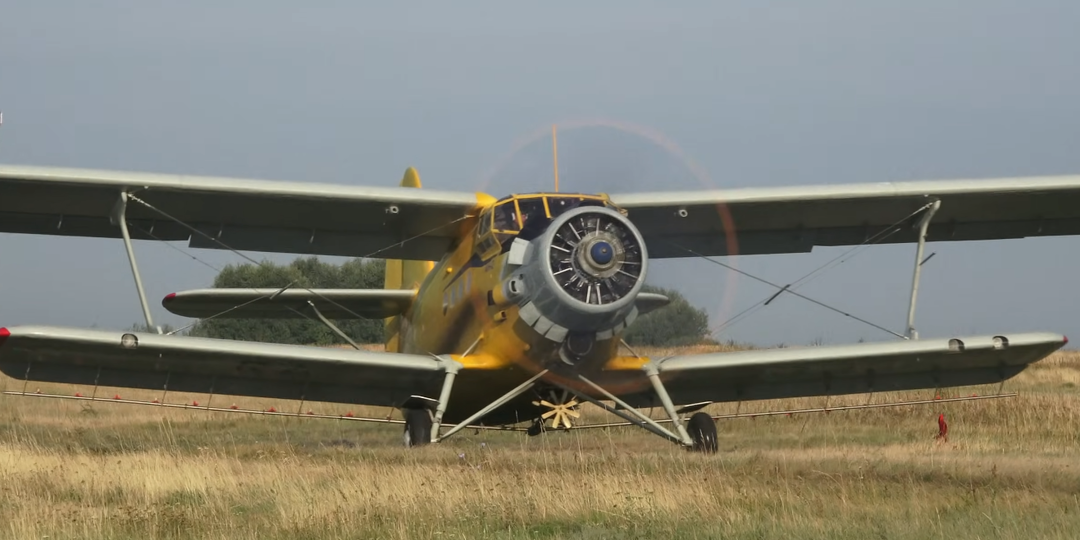 Трудяга Ан-2. Как гоняли коров с пикирования. Не каждый мог перенести болтанку в кабине. Чисто аналоговое управление