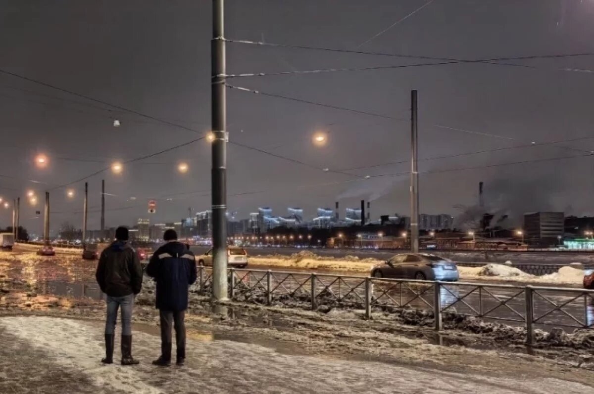    Машины утонули в «реке» на Обуховской Обороны в Петербурге