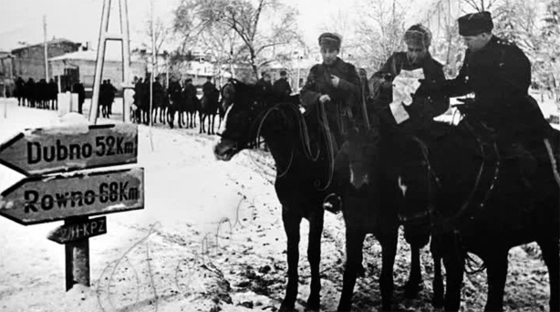 Советские кавалеристы во время проведения Ровно-Луцкой наступательной операции. Исходное изображение найдено на livejournal.com.