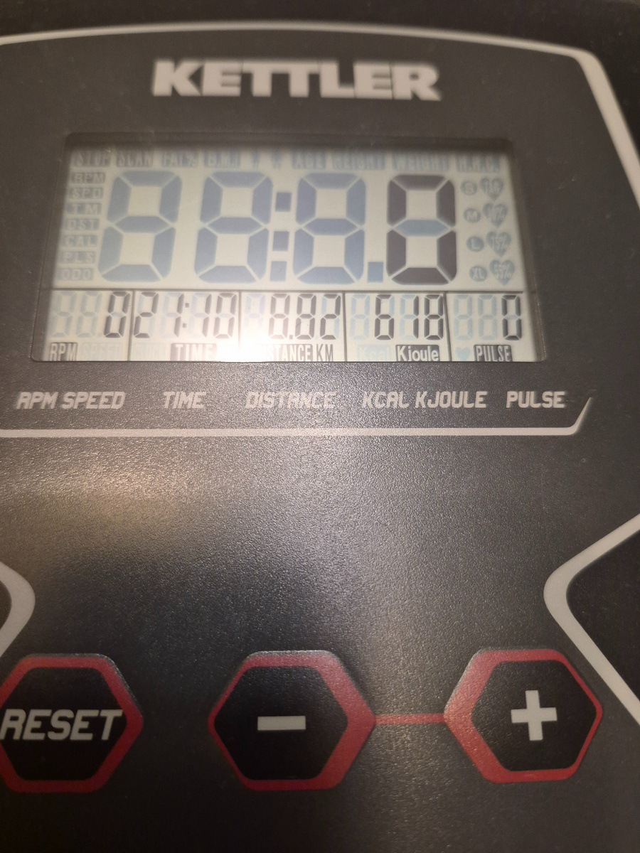 Решила катать каждый день, когда не хожу пешком. К выходным цель догнать до 10х3. В планах было покататься сегодня- я на удаленке и вечером есть для этого время, но проснулась разбитая и в соплях, так что, возможно, ограничусь бассейном с сауной и даже без бассейна. 