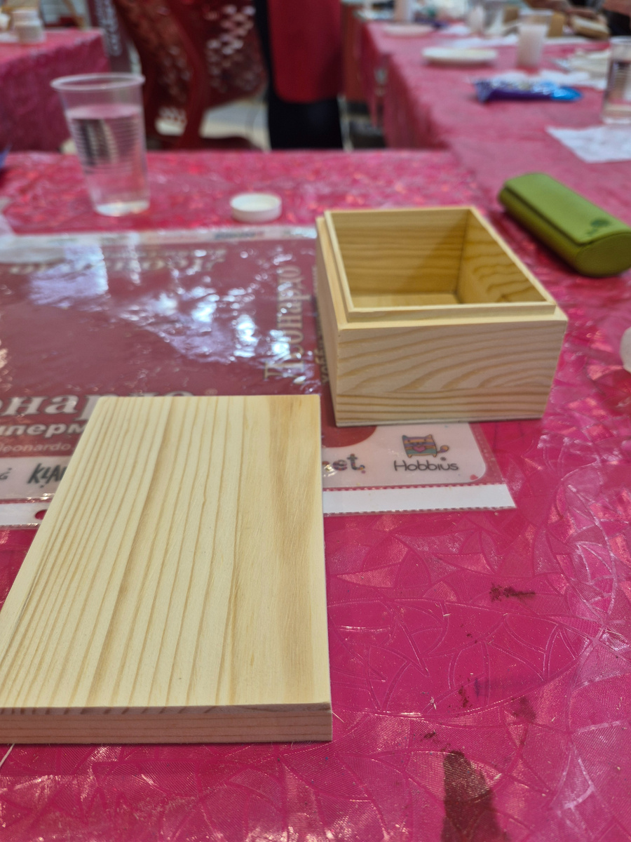 Собственно, объект декорирования. Сначала шкурим наждачкой поверхность - убираем всякие неровности и т.д. 