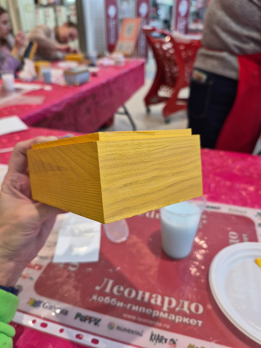 Затем поверх голубой краски нанесли золотую и снова пошкурили, чтобы сквозь золото проглядывал голубой цвет