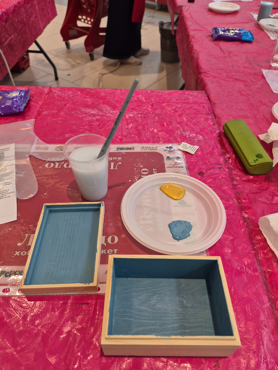 Крышку прогрунтовали, все остальные поверхности покрыли голубой краской. 