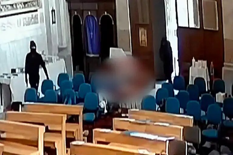    Момент нападения. Прихожане спрятались под скамьи. Кадр из видео