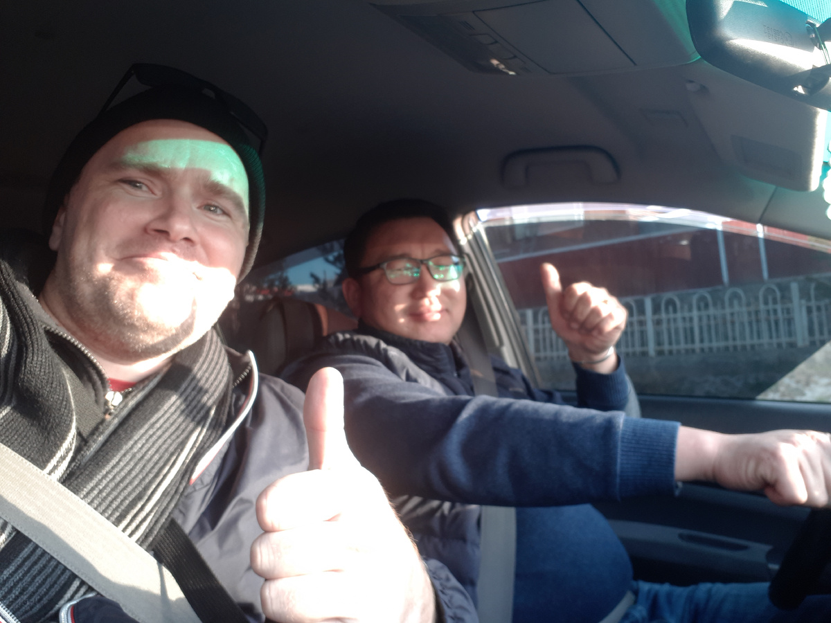 А вот мы с водителем в конце поездки