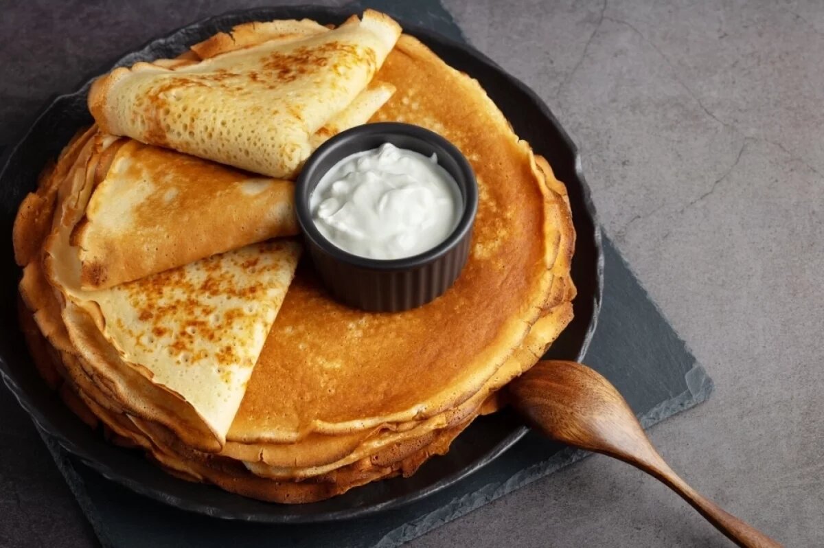    Сметана — это натуральный кисломолочный продукт. Её делают сквашиванием из сливок, поэтому в ней очень много полезных лакто- и бифидобактерий.