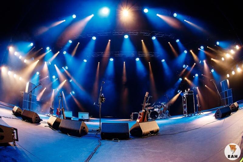    Сцена перед выступлением музыкантов