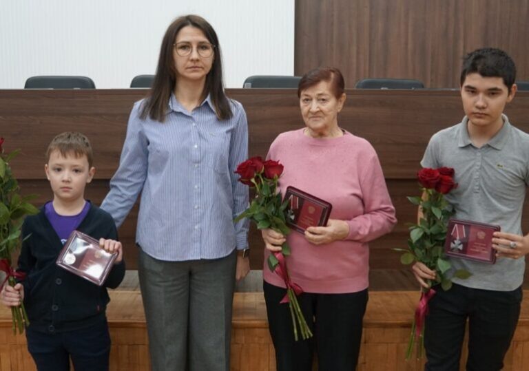    В Бузулуке семьи бойцов СВО получили государственные награды Оренбуржье