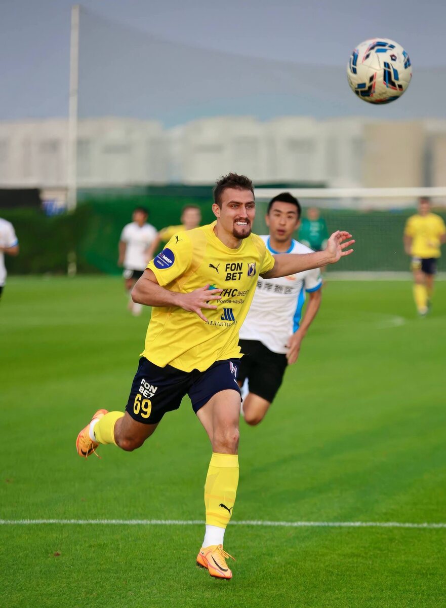 Эпизод матча «Ростов» - «Циндао Вест Кост». В атаке - Егор Голенков. Фото из архива ФК «Ростов»