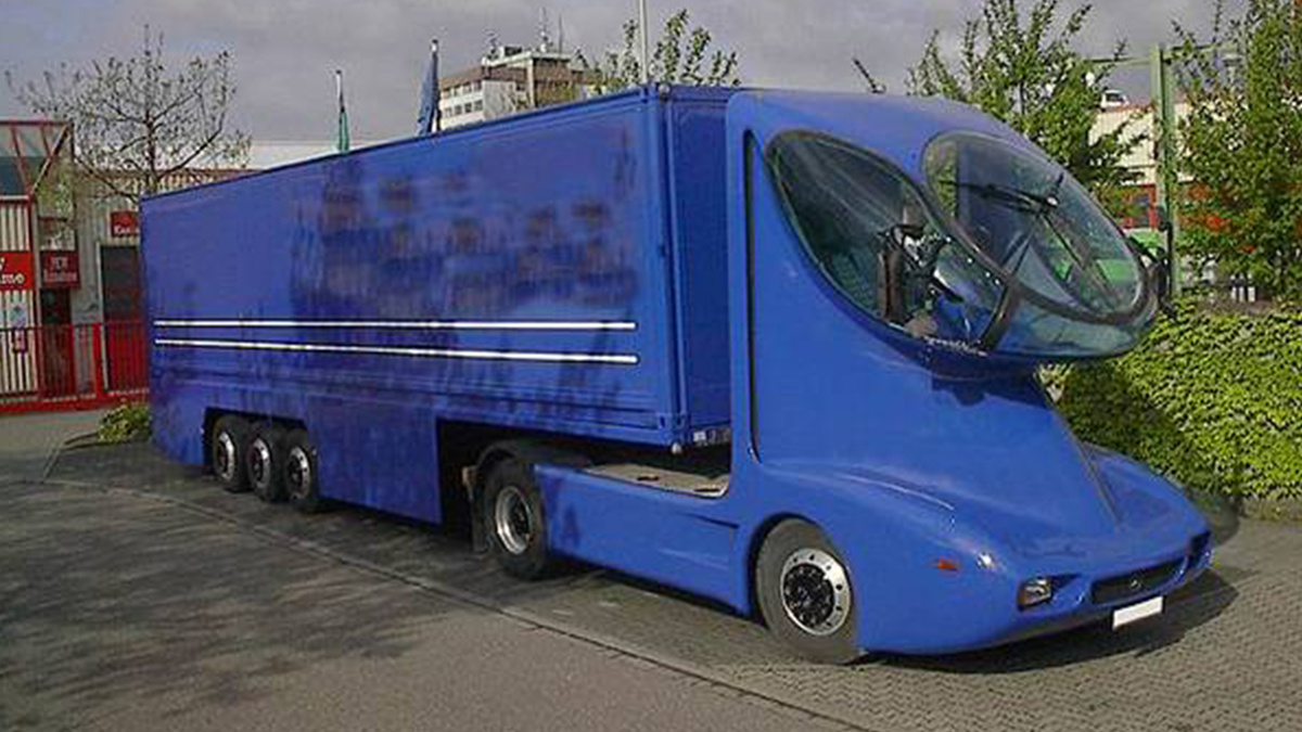 Вход в грузовик второго поколения осуществлялась через дверь, расположенную в торцевой части кабины