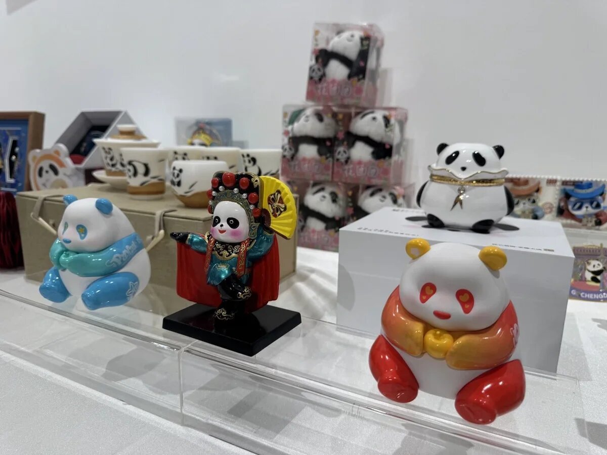    Разнообразие сувениров с изображением панды - главного символа Чэнду. Фото: Марина Первухина, для АТОР