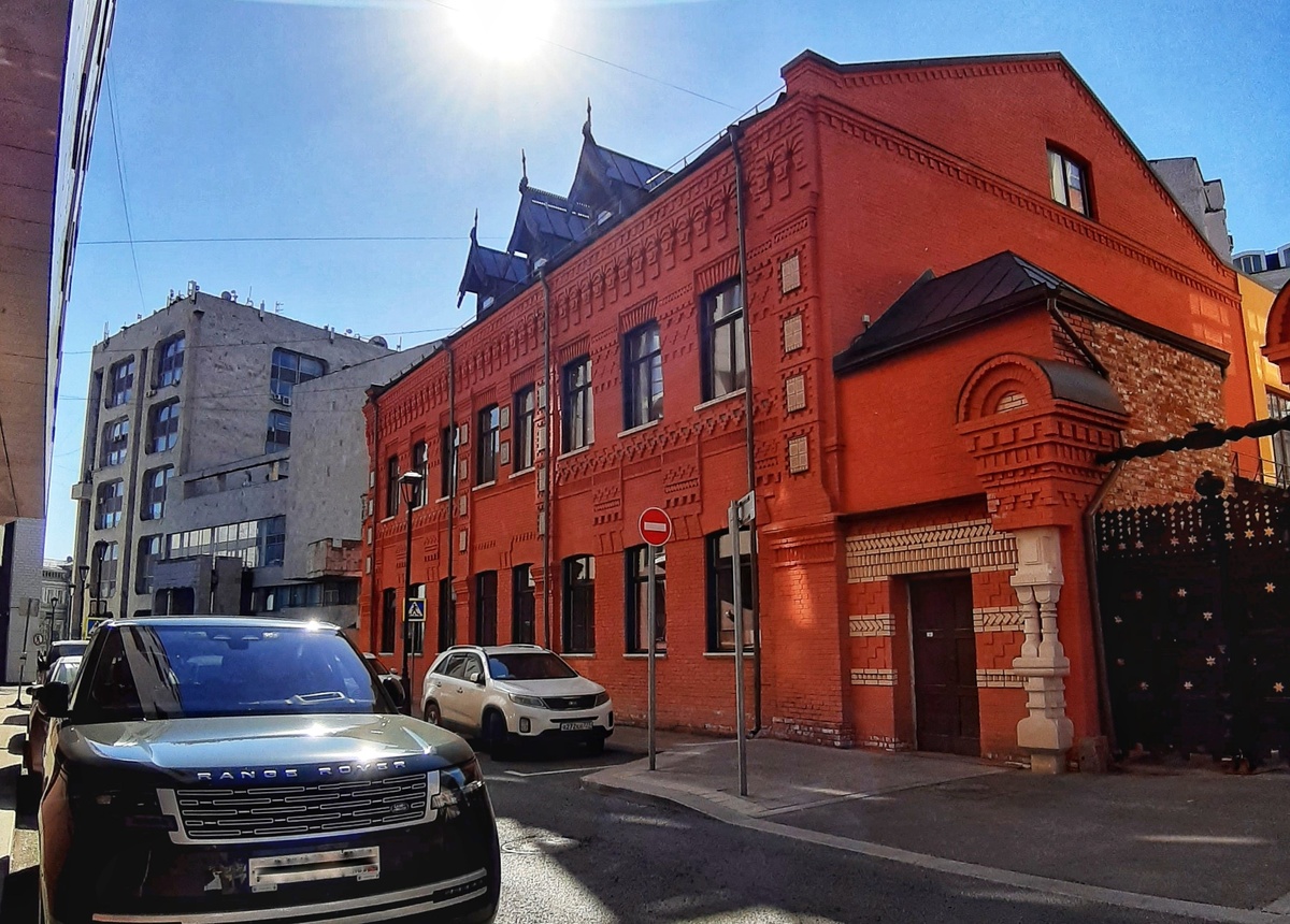 Бывшая типография А.И. Мамонтова в Леонтьевском переулке — дом в стиле "народных вышивок"... или где родилась «матрёшка».