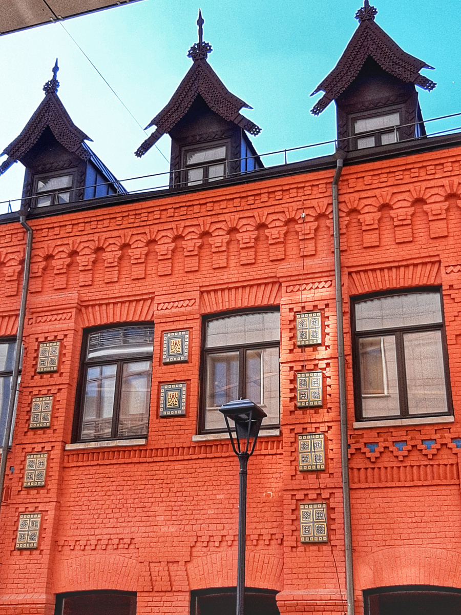 Бывшая типография А.И. Мамонтова в Леонтьевском переулке — дом в стиле "народных вышивок"... или где родилась «матрёшка».