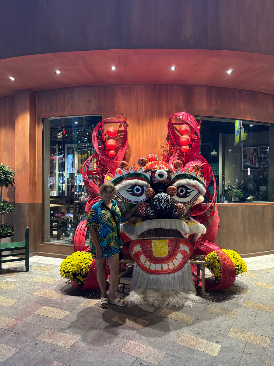 Танец льва — один из главных символов Тэта. Он отгоняет злых духов и привлекает удачу. Мне досталась хотя бы фотография — сам праздник я не успела увидеть.