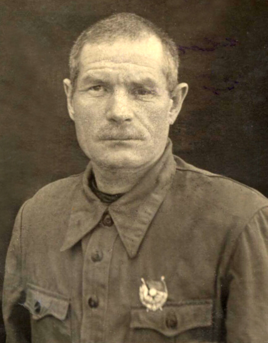 В. Г. Логвинов с орденом Красного Знамени, с которым он шел в последний бой