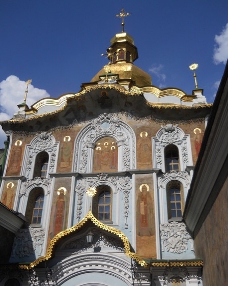 Троицкая надвратная церковь — православный храм, оформляющий главный вход в Киево-Печерскую лавру. Дата основания - 1108 год. Фото из архива автора