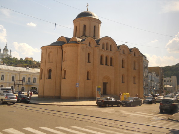 Це́рковь Успе́ния Богоро́дицы Пирого́щи — православный храм, сооружённый в Киеве возле Подольского торжища (современная Контрактовая площадь) в 1131—1136 годах князьями Мстиславом и Ярополком, сыновьями князя Владимира Мономаха. Церковь упоминается в «Слове о полку Игоревом». Неоднократно возводился заново и перестраивался, в 1935 году был разрушен большевиками. В 1998 году на историческом месте храм был восстановлен в предполагаемом первоначальном облике ( из Википедии) фото из архива автора