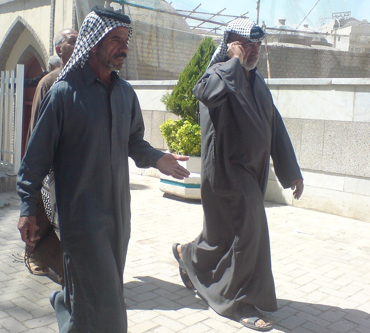 Иракские  арабы  в  дишдашах