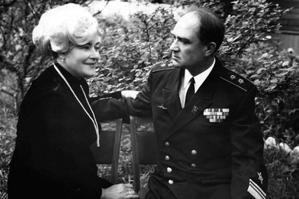 Адмирал Э.Н.Спиридонов с женой так же погибшей в этой катастрофе. 