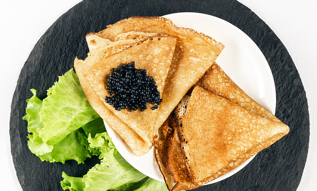 Главное украшение масленичного стола — блины. Но именно чёрная икра делает их по-настоящему праздничными.