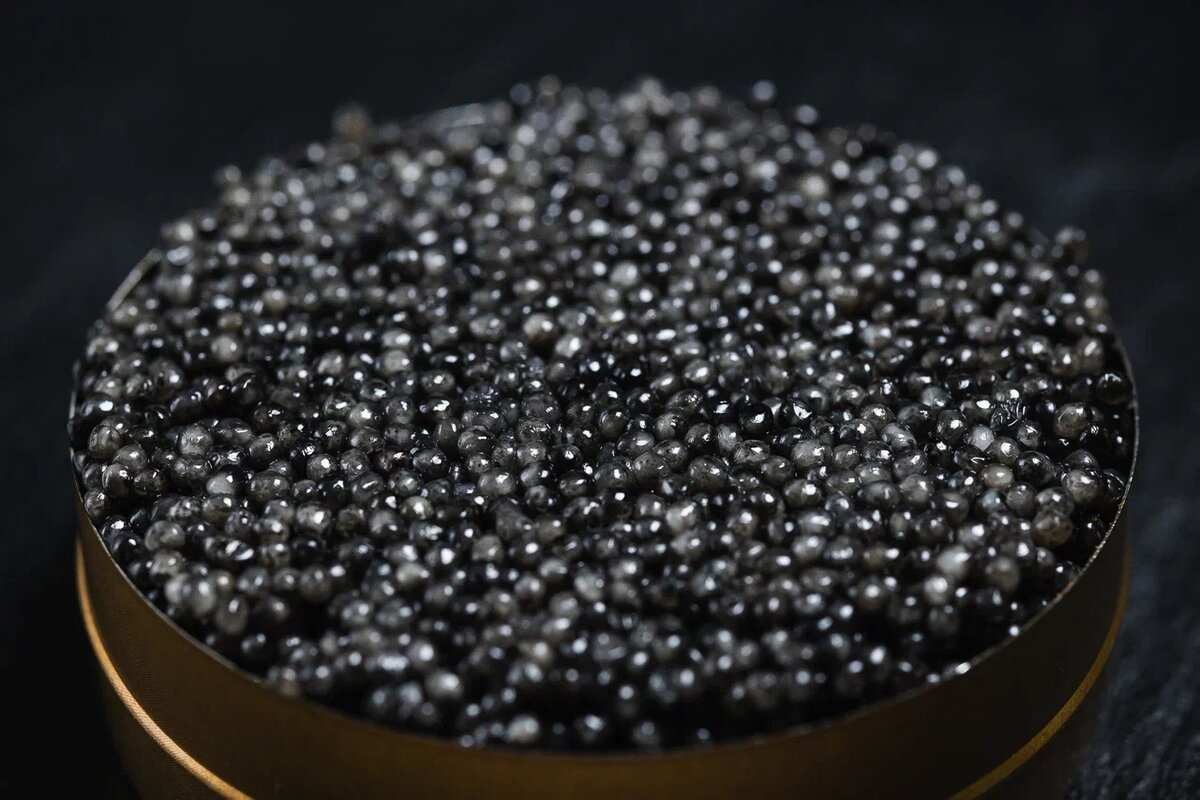 Качественная икра выглядит безупречно: каждая икринка целая, плотная. Никакой мутной жидкости или поврежденных оболочек быть не должно.