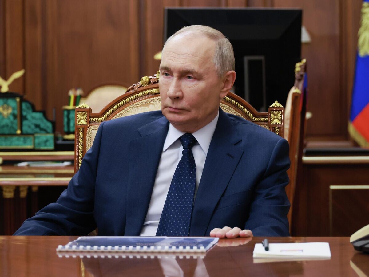    Президент РФ Владимир Путин во время встречи с первым заместителем правительства РФ Денисом Мантуровым | © РИА Новости / POOL