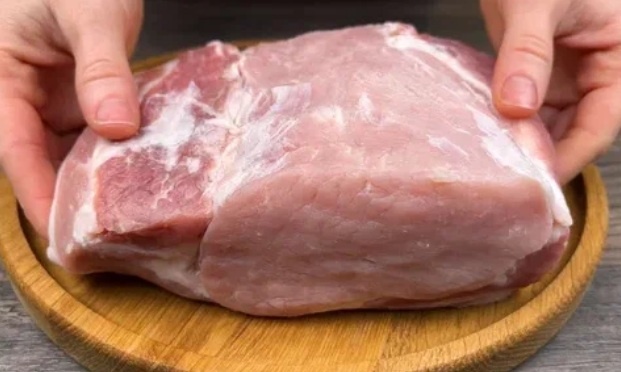 Как правильно запечь свинину в духовке.