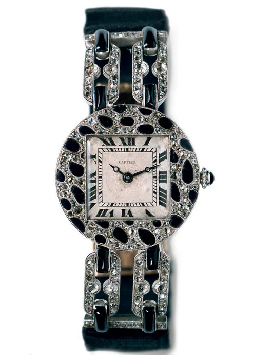 Женские наручные часы с пятнистым мотивом из бриллиантов и оникса, положившие начало коллекции Panthère de Cartier
