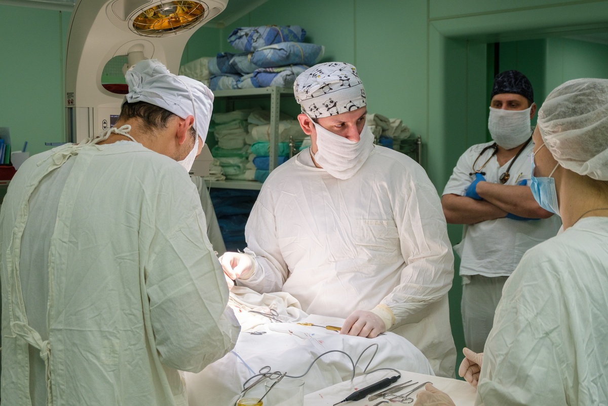 Павел Бабошко и Вадим Ромасенко во время операции. Фото: ЧОДКБ