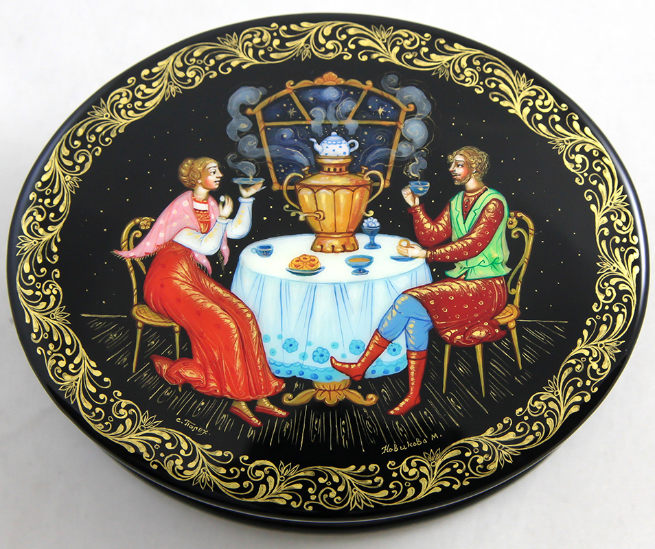 Шкатулка «Чаепитие». Источник: alekh-kholui.com
